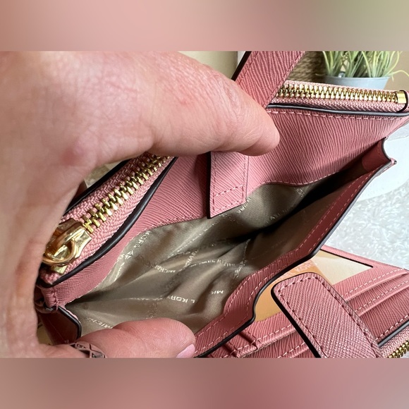 NWT - Michael Kors Wallet, Pink w/gold detail. - Picture 5 of 8